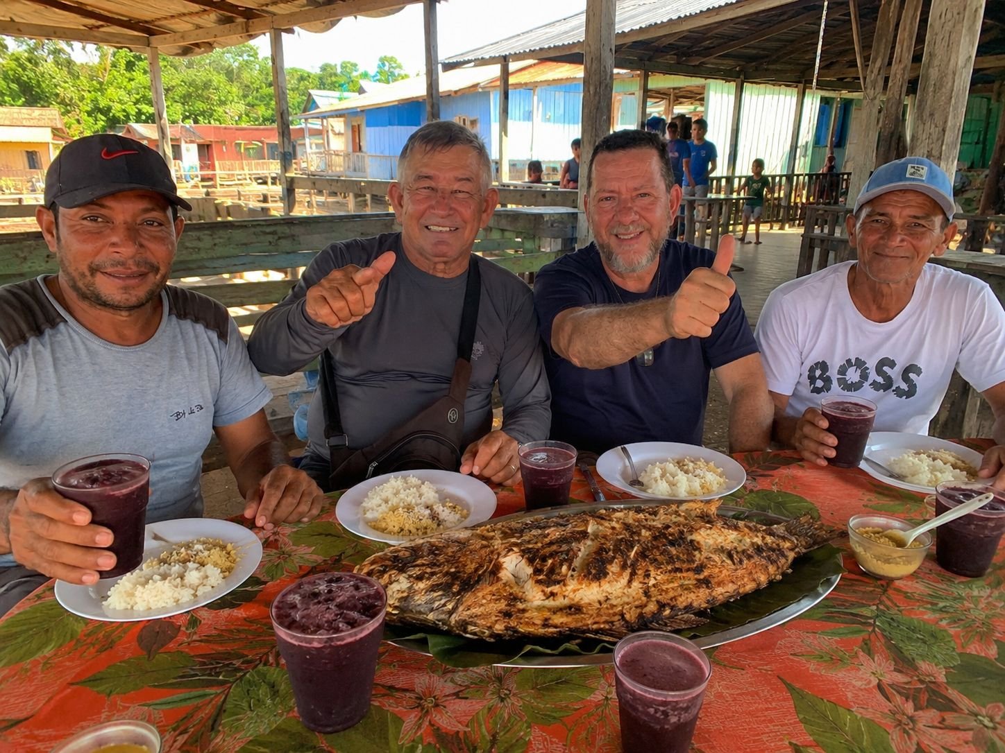 Comendo peixe na comunidade ribeirinha